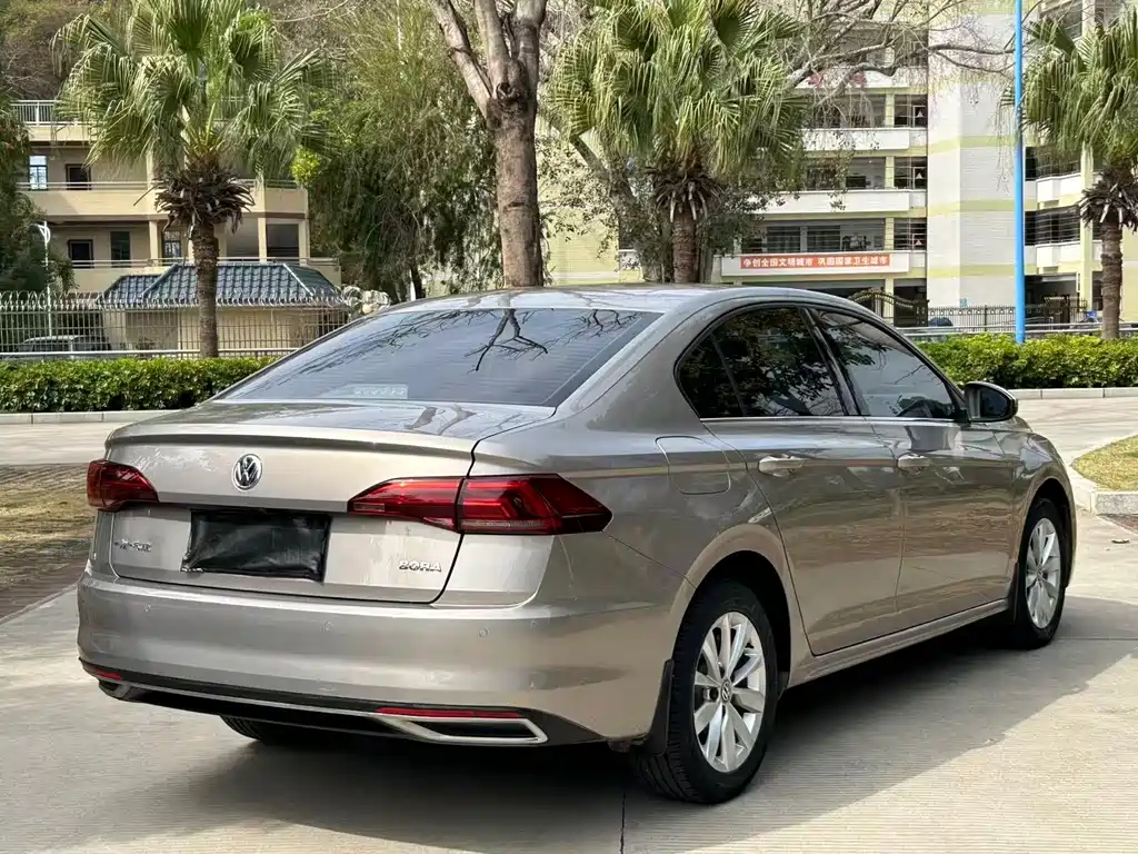 VOLKSWAGEN BORA
