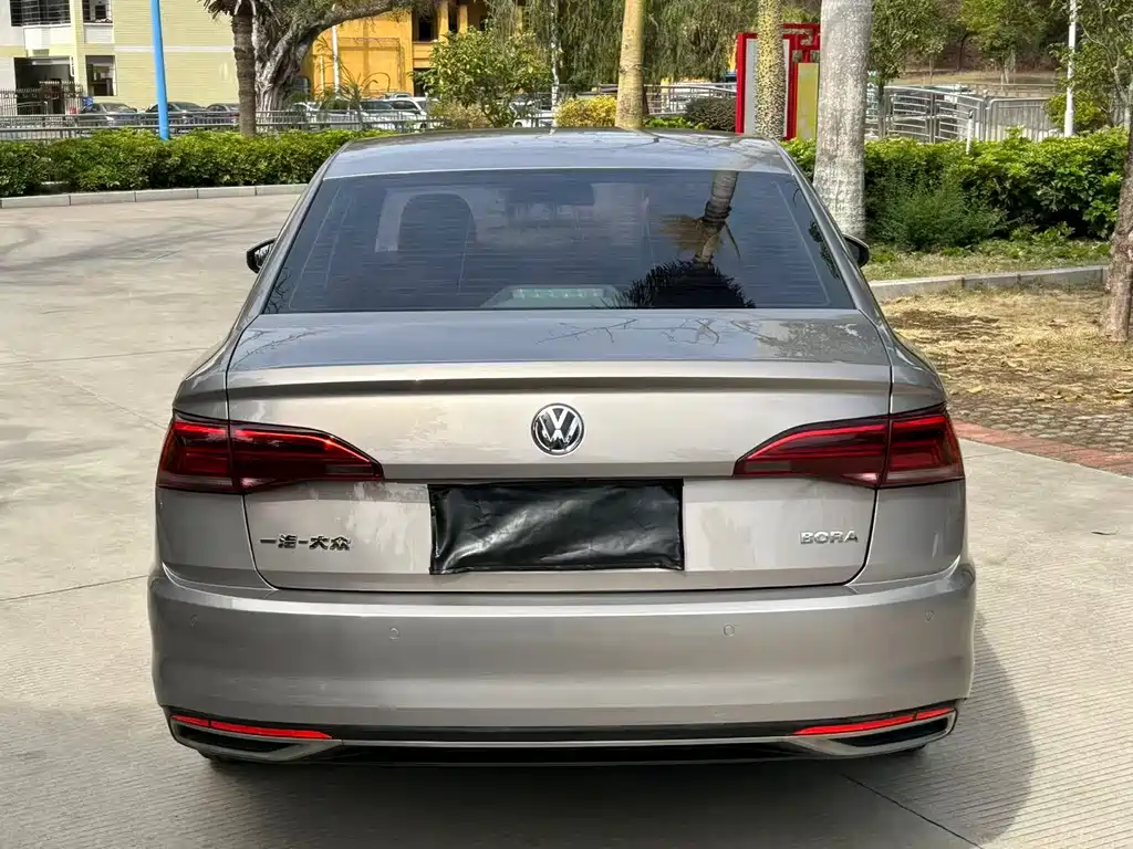 VOLKSWAGEN BORA
