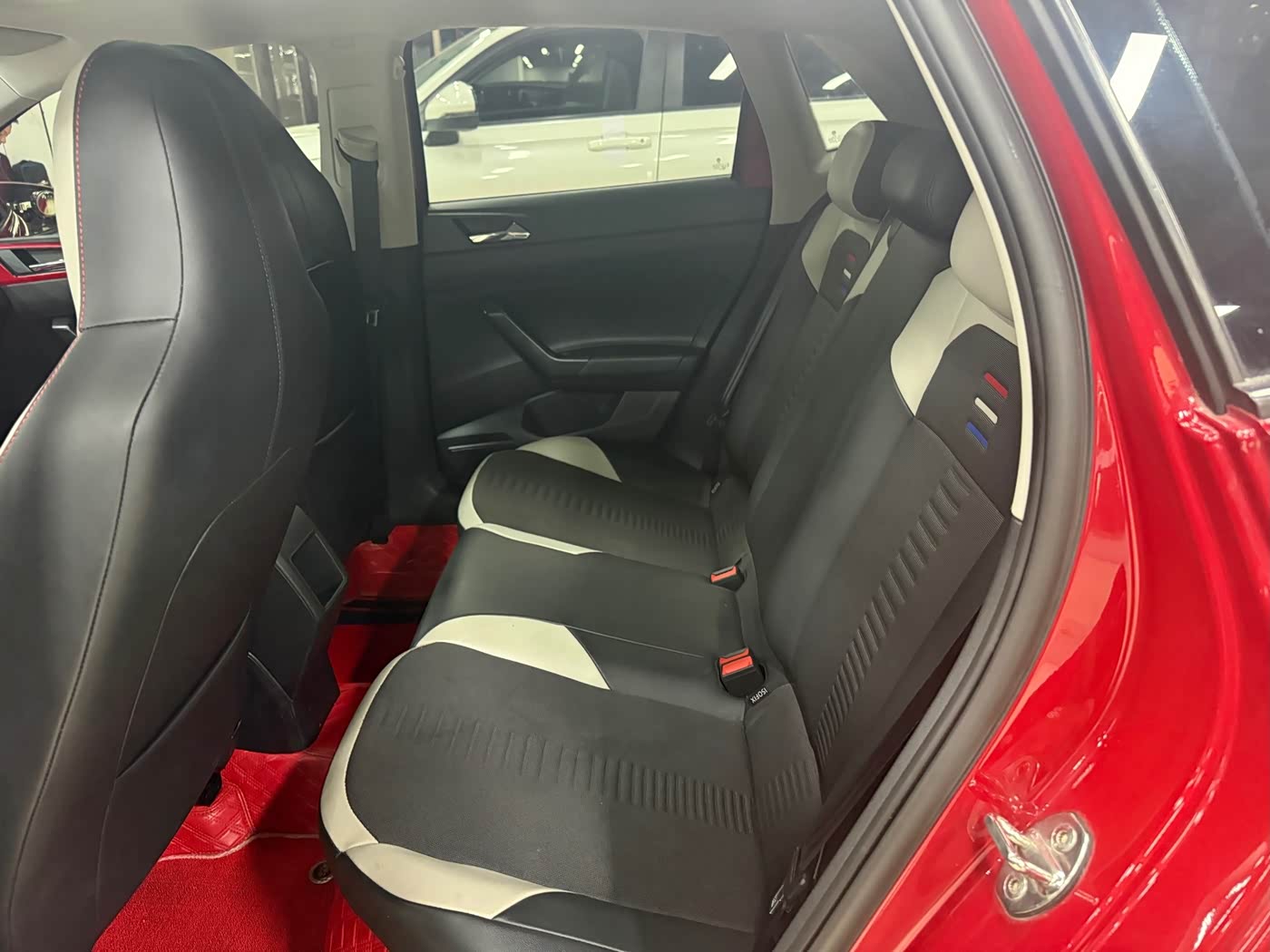 Volkswagen Polo 1.5 л 2022 г. красный/фиолетовый, пробег 24800 км