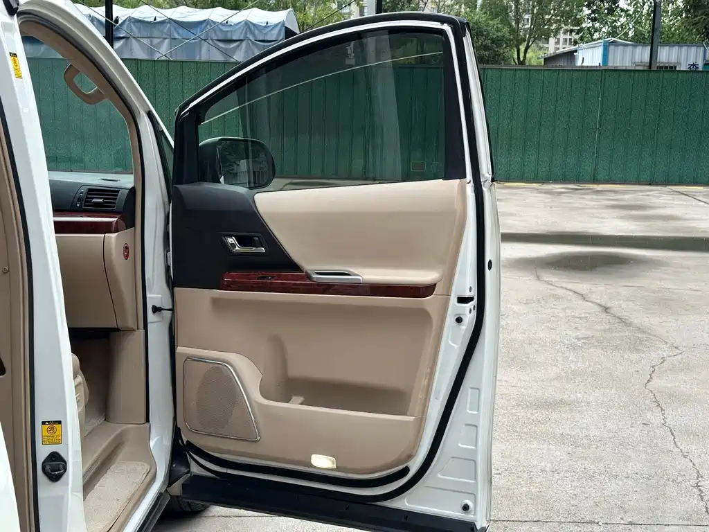Toyota Alphard — миниатюра 11