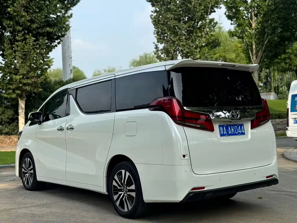 Toyota Alphard — миниатюра 9
