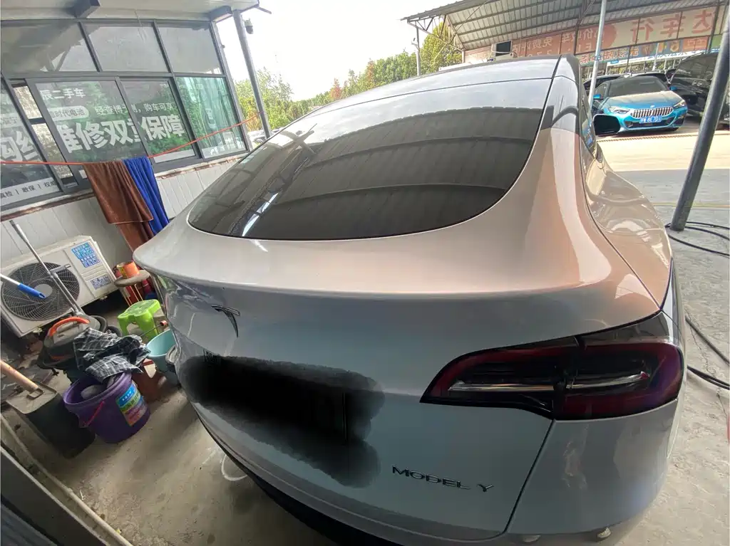 Tesla Model Y — миниатюра 8