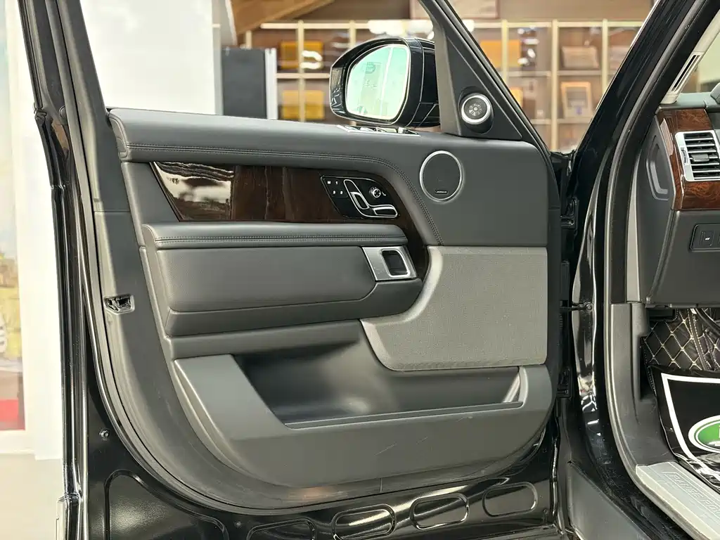 Land Rover Range Rover — миниатюра 4