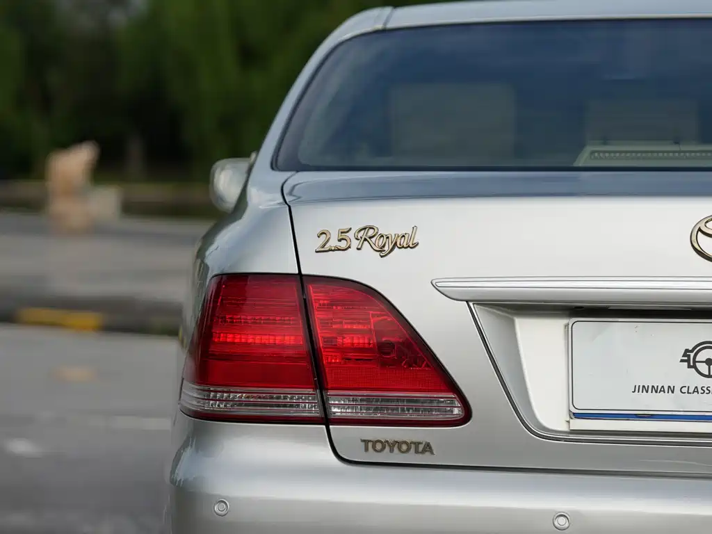 Toyota Crown — миниатюра 10