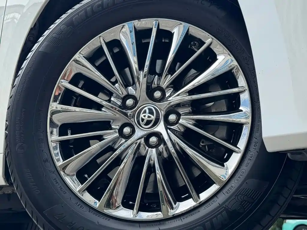 Toyota Alphard — миниатюра 16