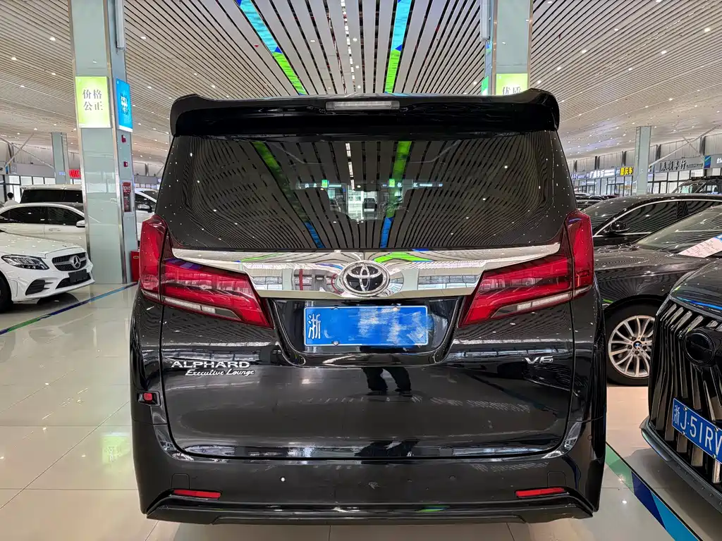 Toyota Alphard — миниатюра 3