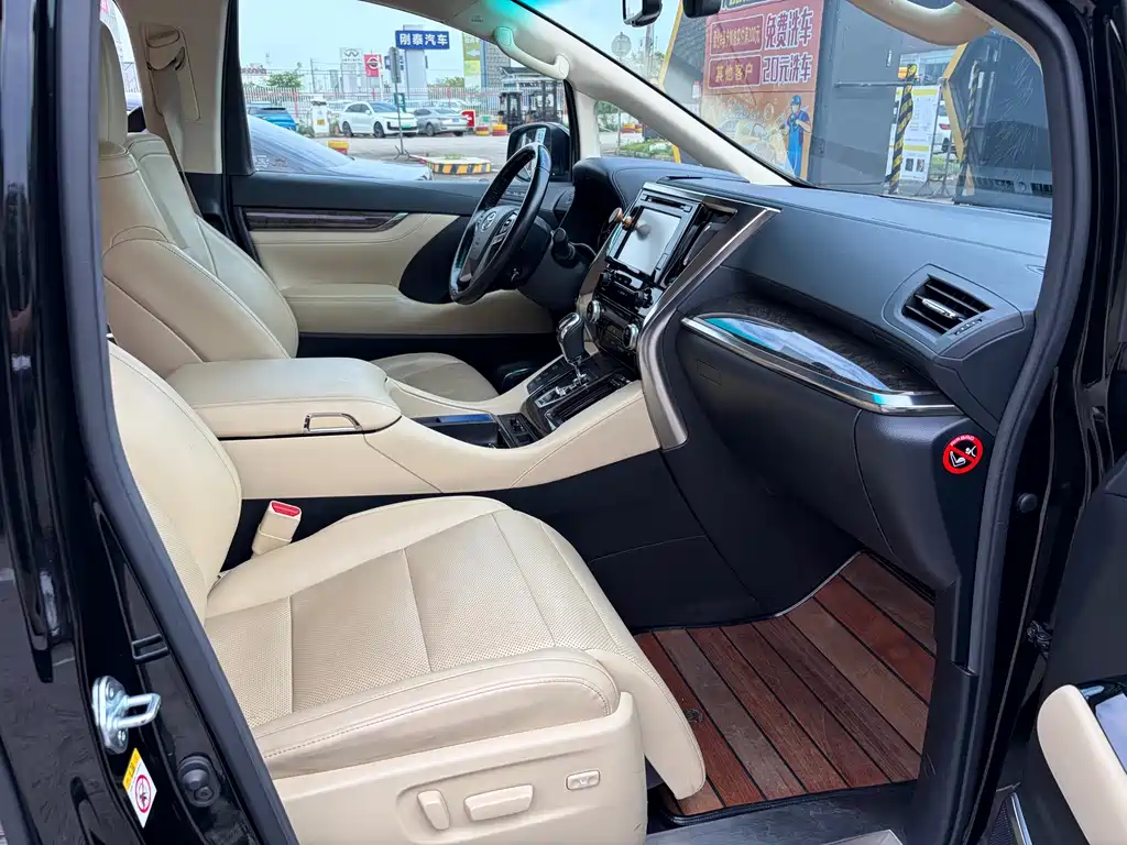 Toyota Alphard — миниатюра 4