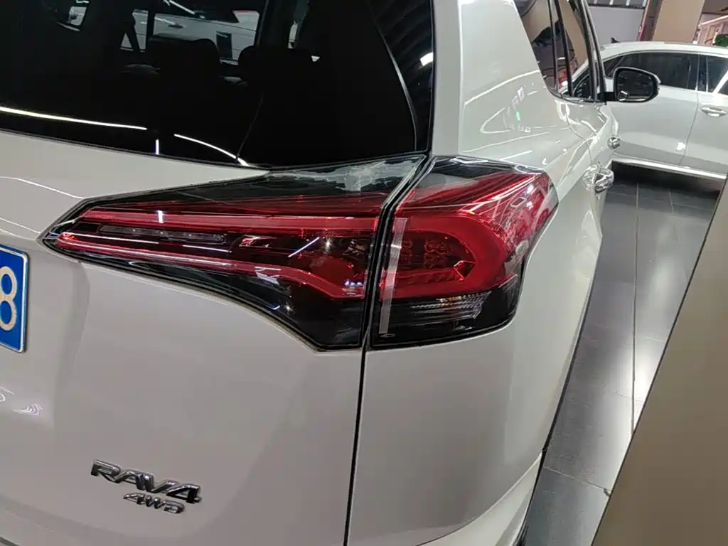 Toyota RAV4 — миниатюра 8