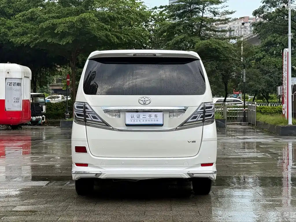 Toyota Alphard — миниатюра 10