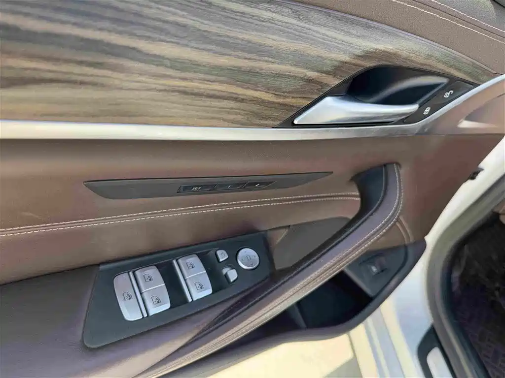 BMW 5 Series — миниатюра 8