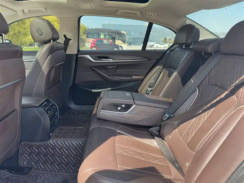 BMW 5 Series — миниатюра 11