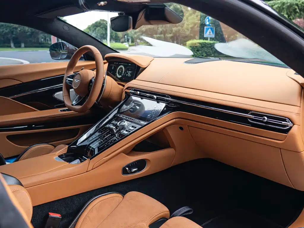 Aston Martin DB12 — миниатюра 19
