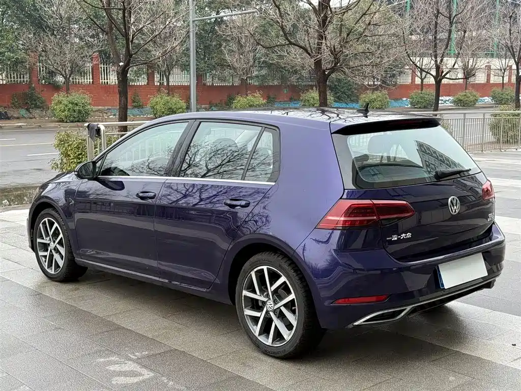 VOLKSWAGEN GOLF