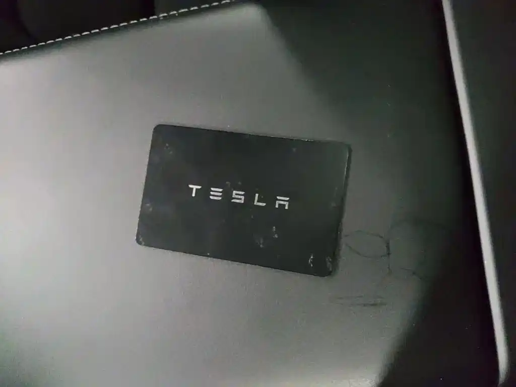 Tesla Model Y — миниатюра 9