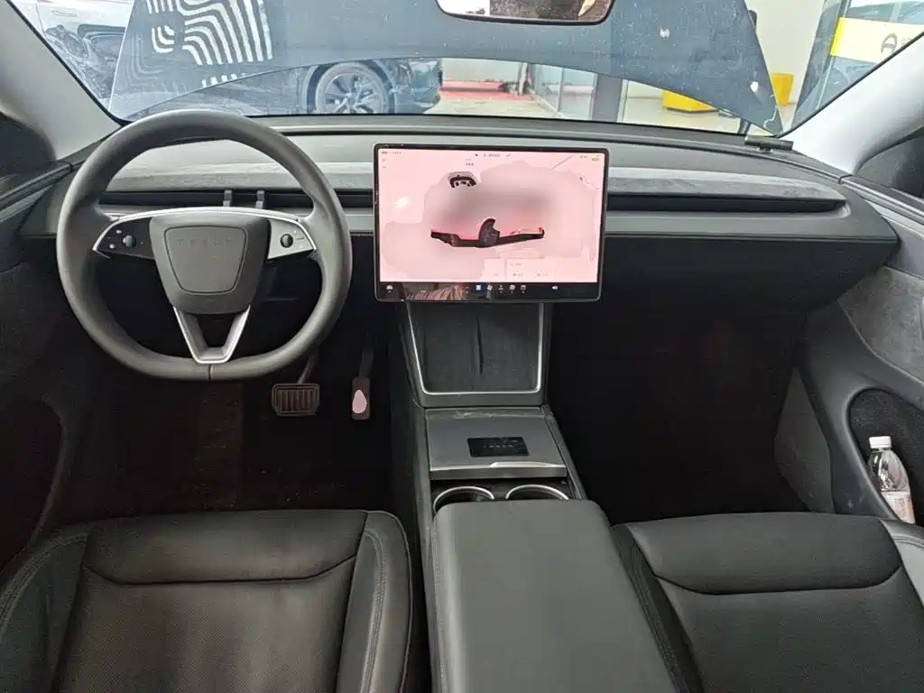 Tesla Model Y — миниатюра 10