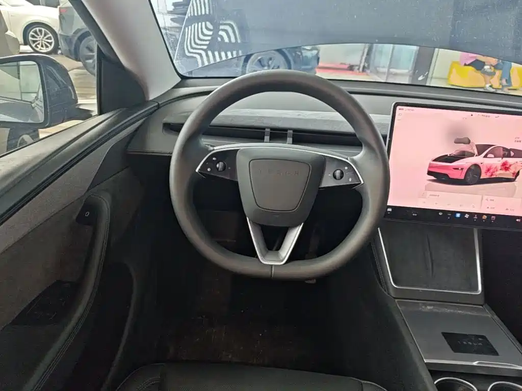 Tesla Model Y — миниатюра 11