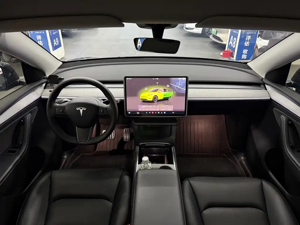 Tesla Model Y — миниатюра 5