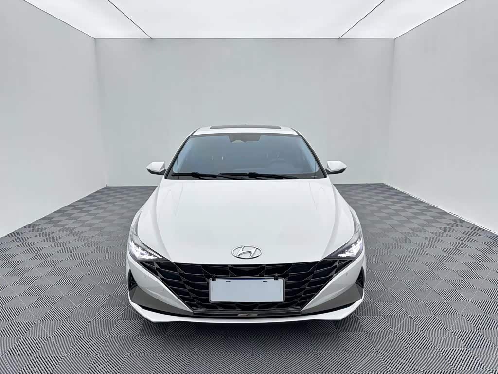 Hyundai Elantra 1.5 л 2022 г. Белый, пробег 19000 км