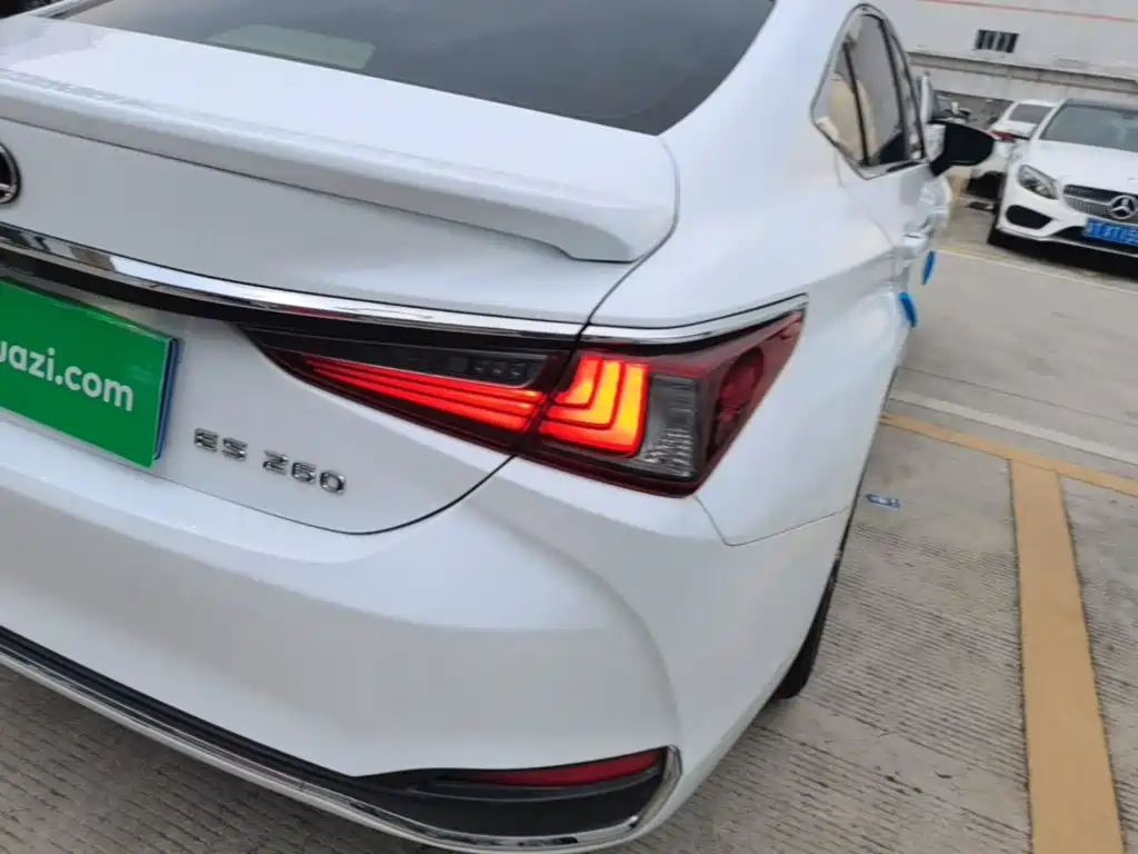 Lexus ES — миниатюра 8