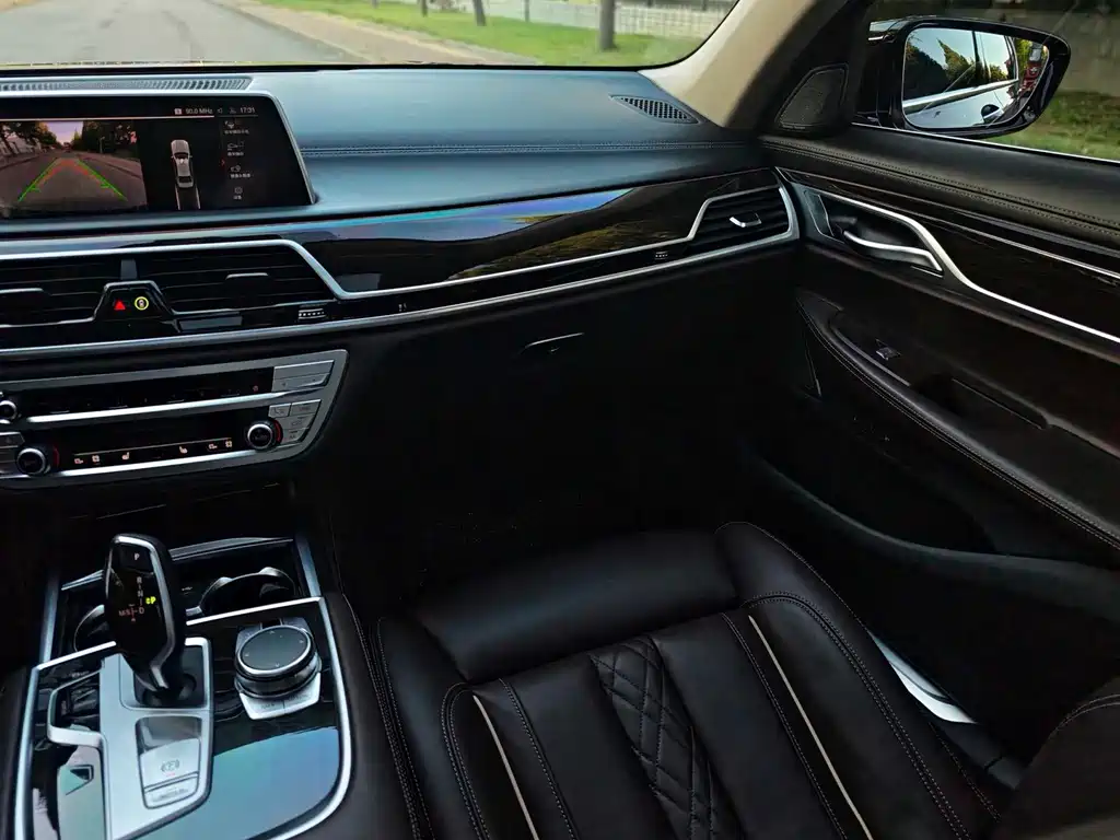 BMW 7 Series — миниатюра 17