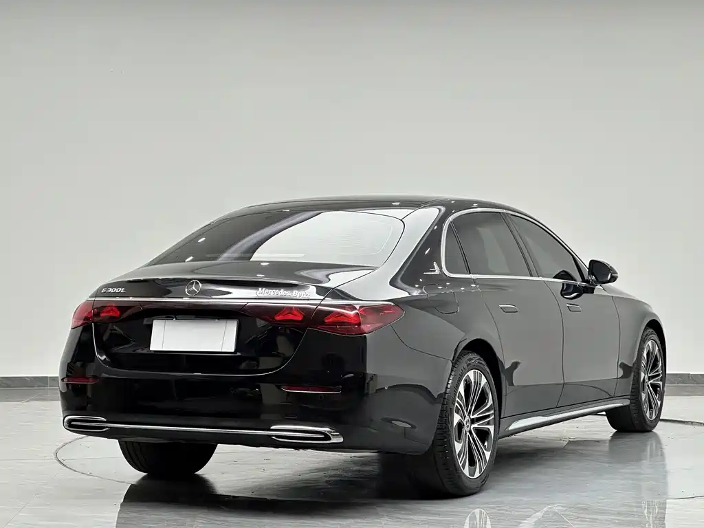 Mercedes-Benz E-Class — миниатюра 7