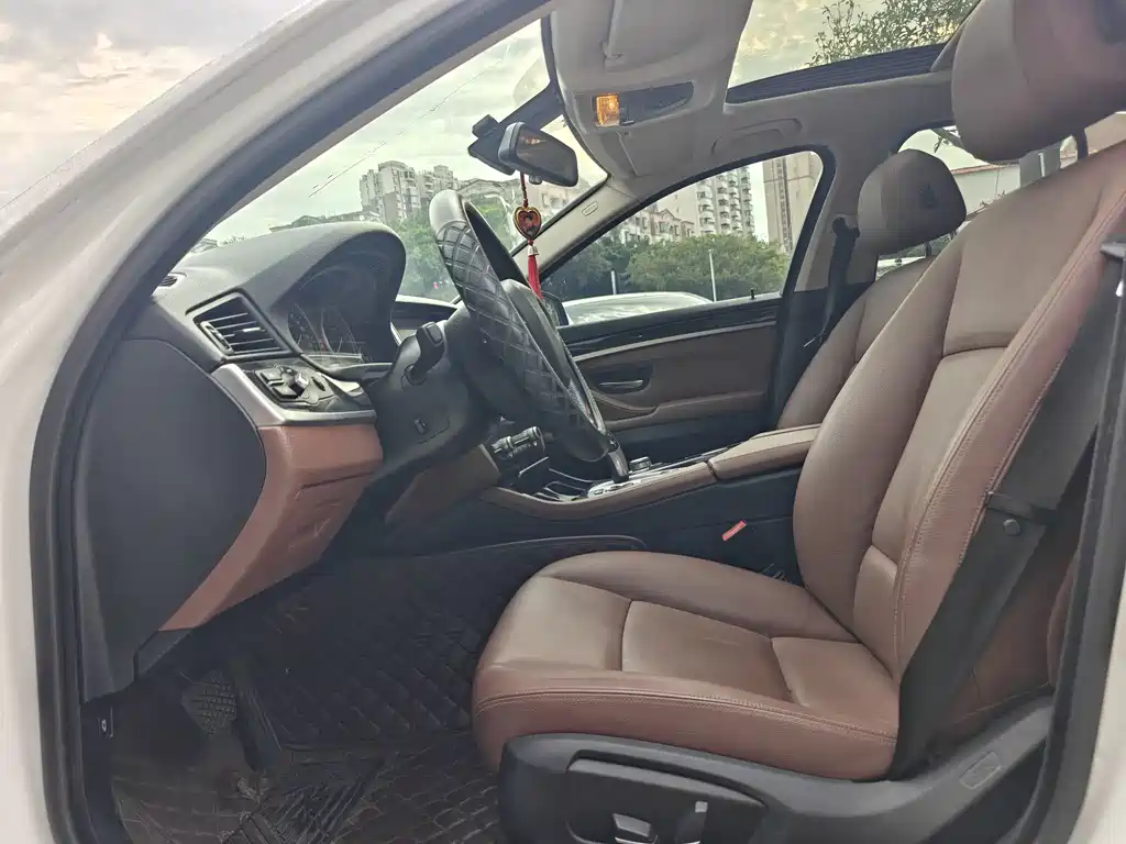 BMW 5 Series — миниатюра 7
