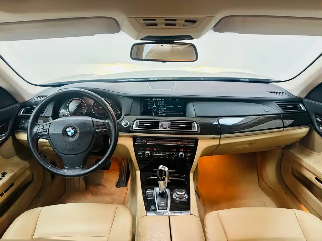 BMW 7 Series — миниатюра 9