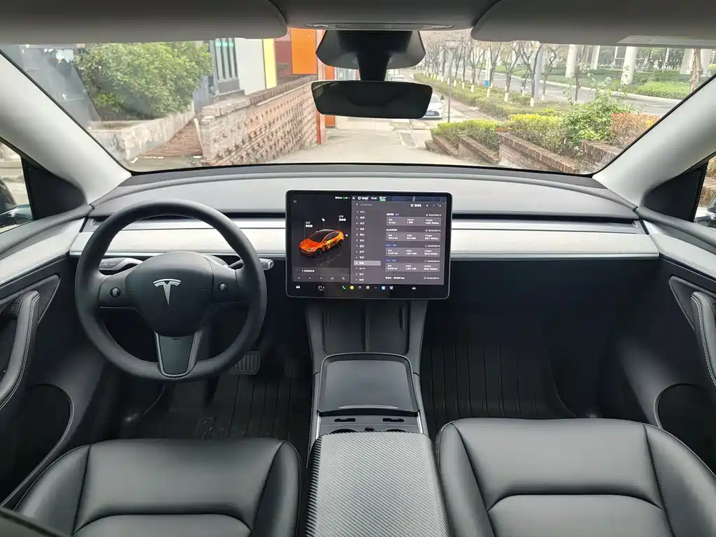 TESLA MODEL Y