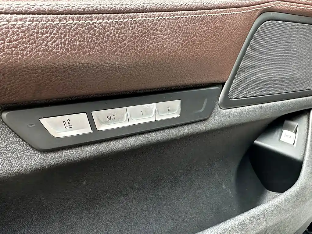 BMW 7 Series — миниатюра 11