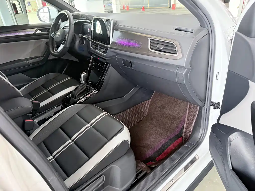 Volkswagen T-Roc - фото 21
