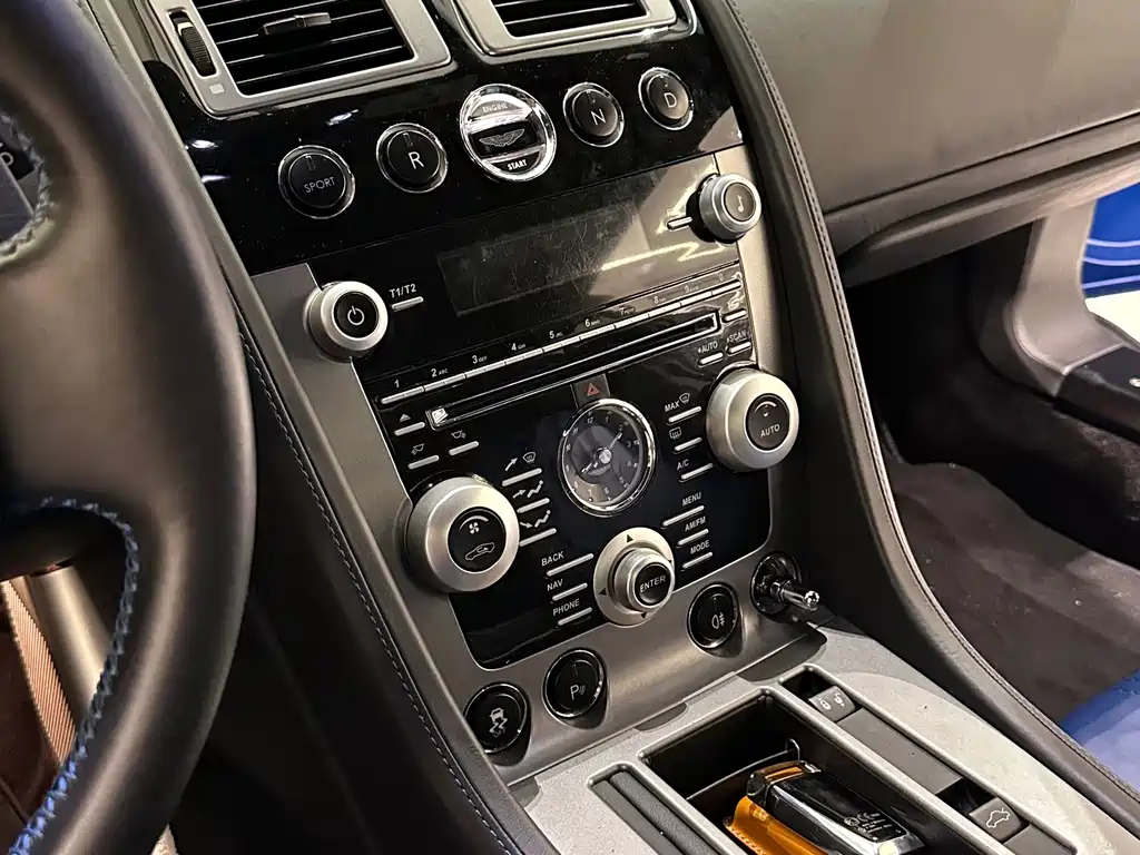 Aston Martin V8 Vantage — миниатюра 10