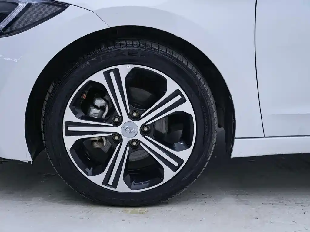 Hyundai Elantra — миниатюра 11