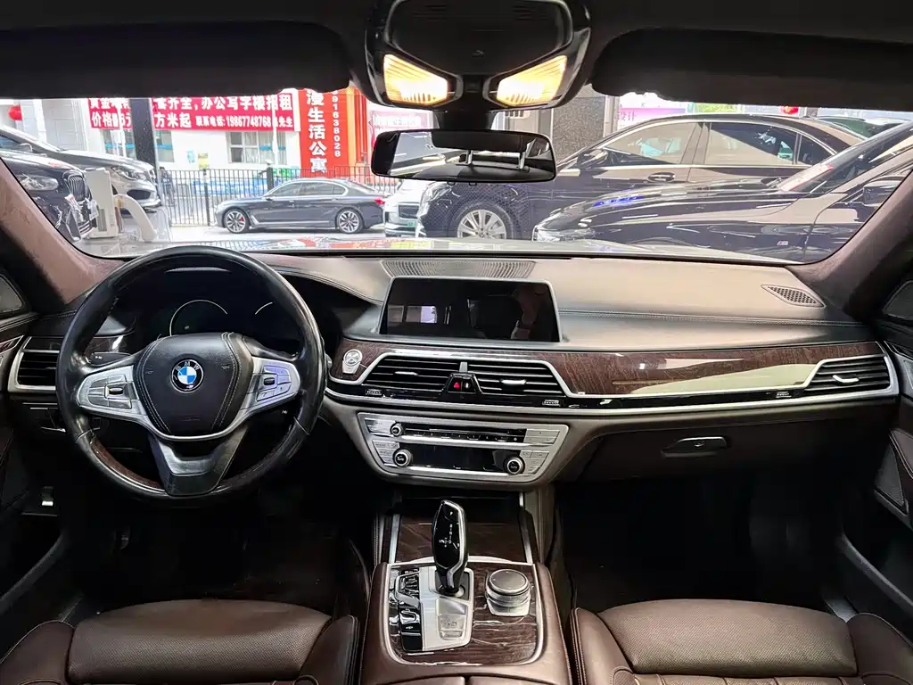 BMW 7 Series — миниатюра 9