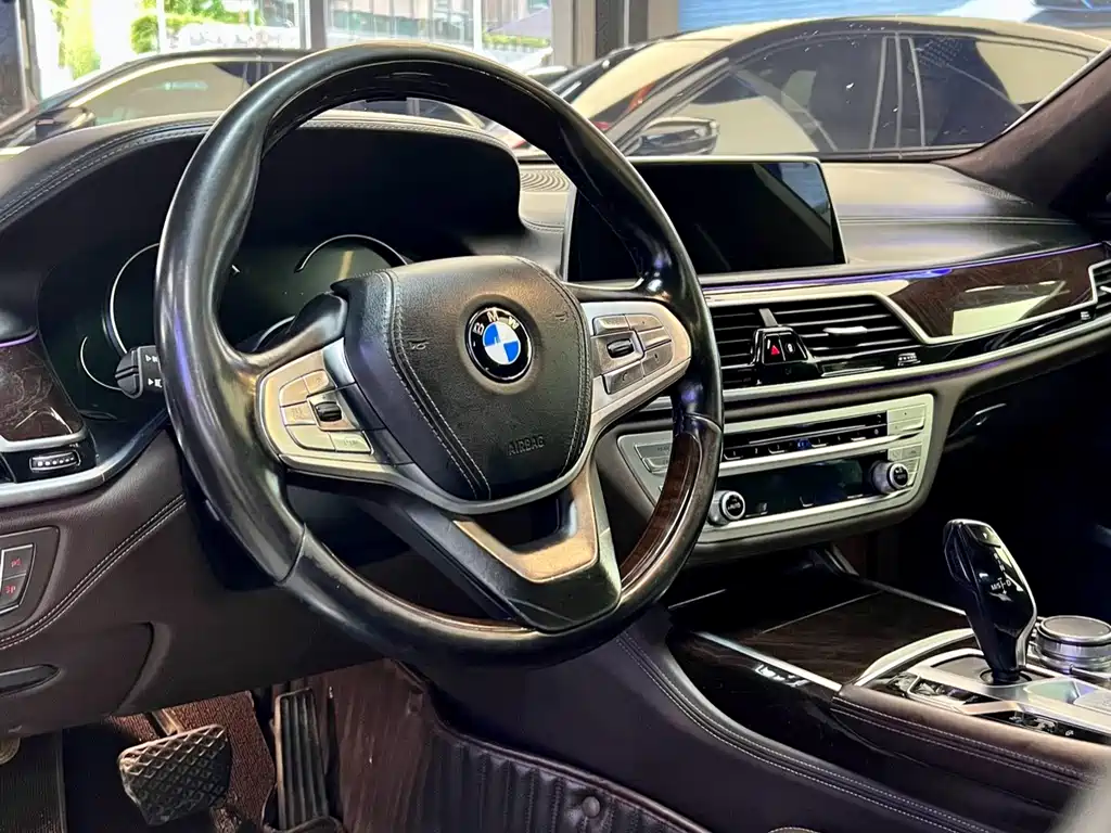 BMW 7 Series — миниатюра 12