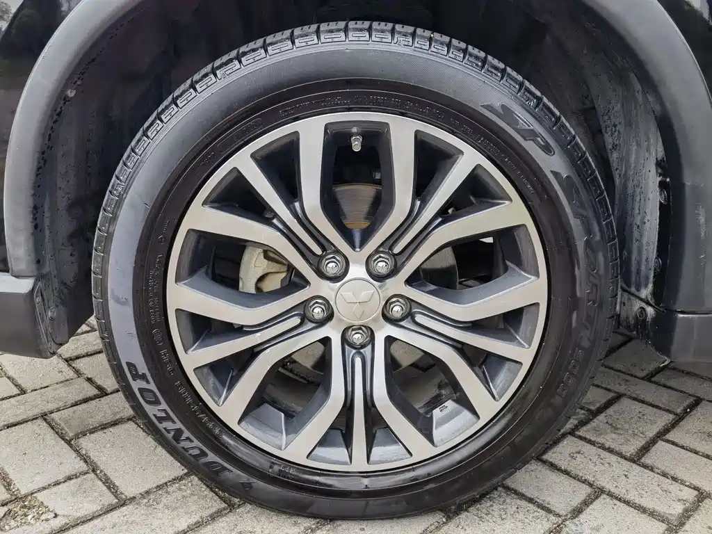 Mitsubishi Outlander 2016 2.4L Luxury 7 мест