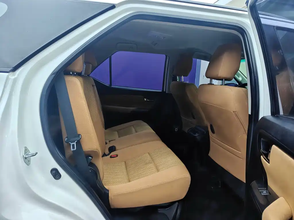 Toyota Fortuner — миниатюра 12