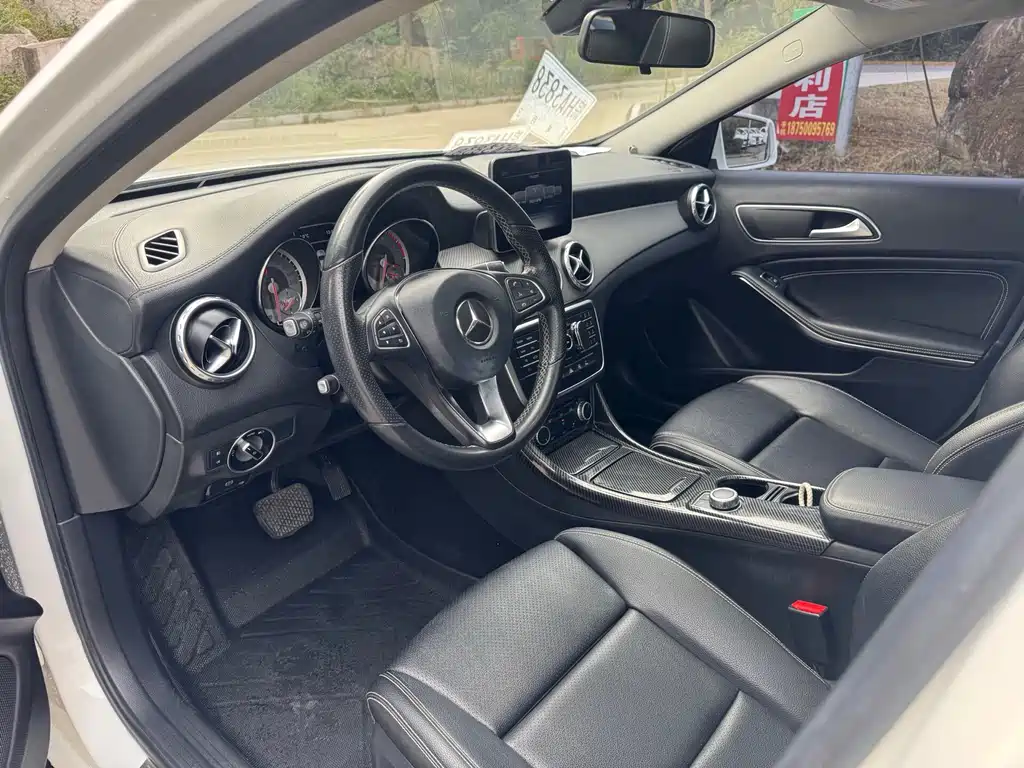 MERCEDES-BENZ GLA