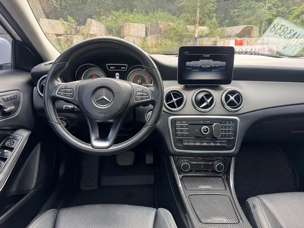 MERCEDES-BENZ GLA
