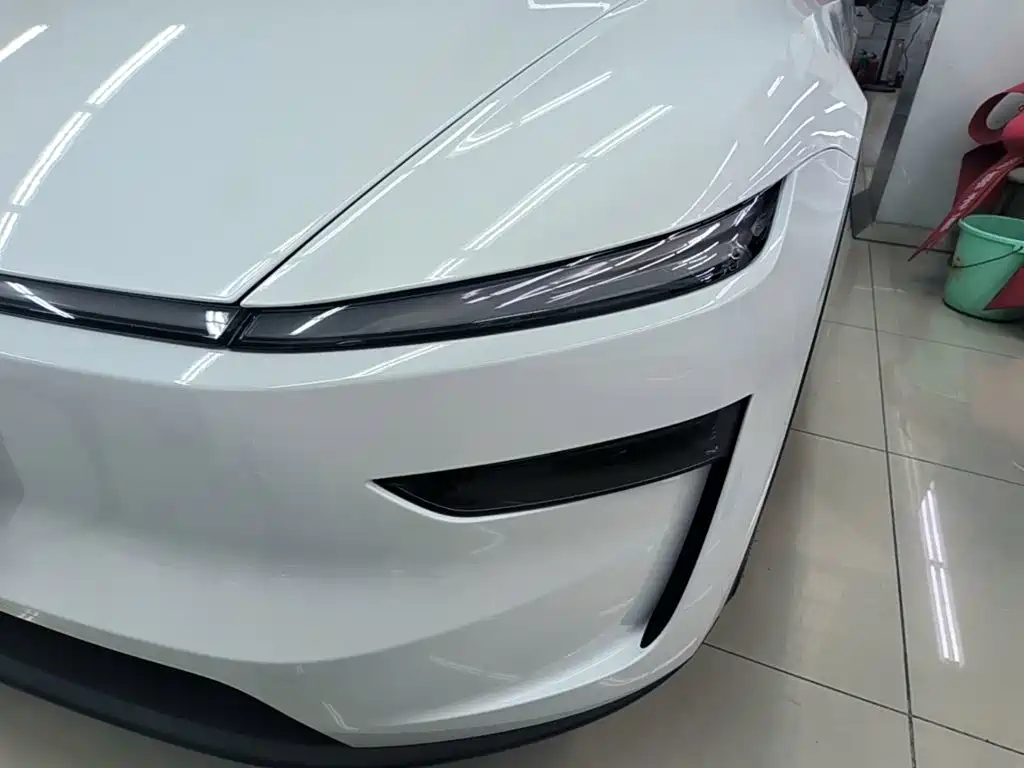 Tesla Model Y — миниатюра 24