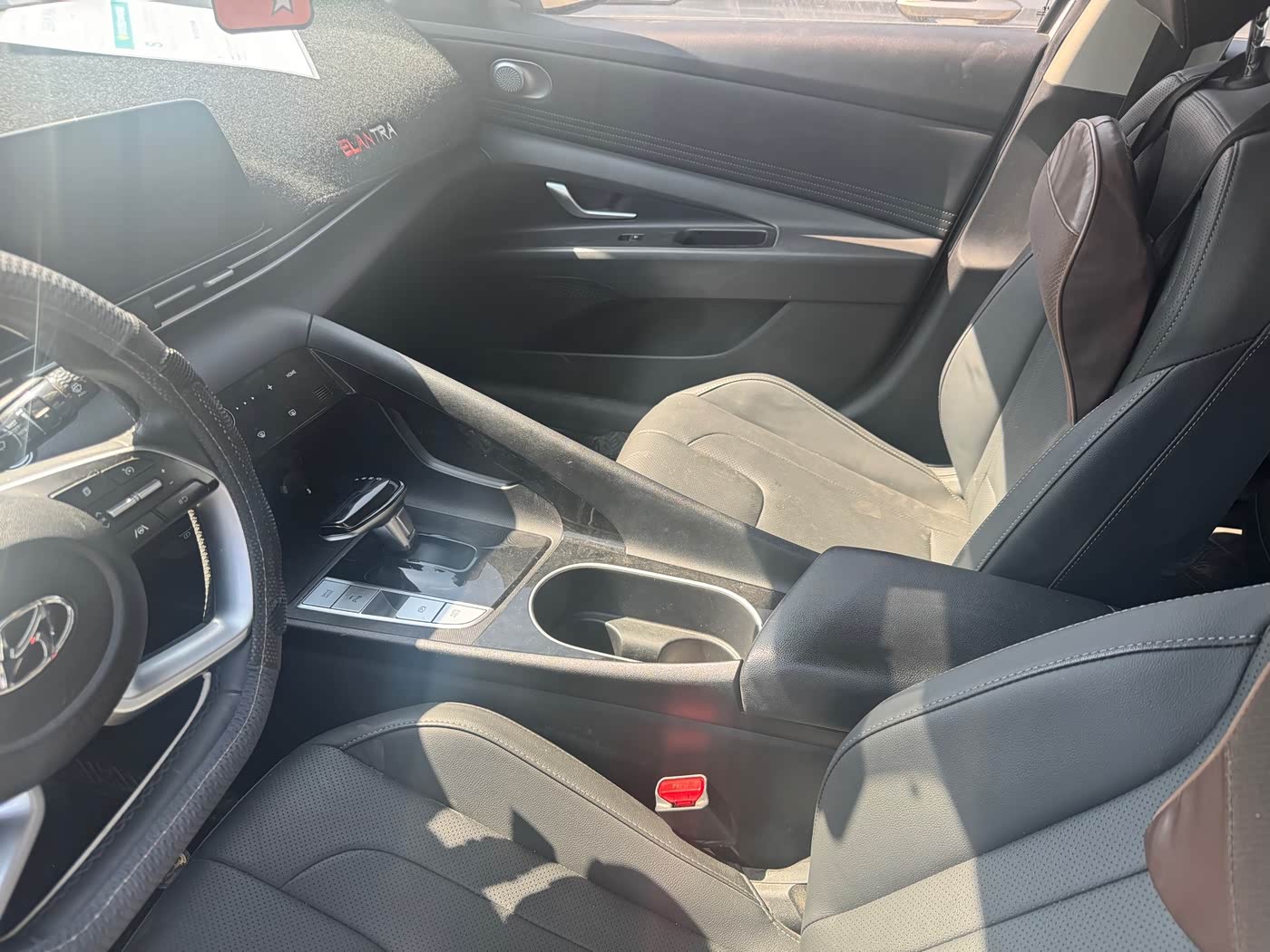 Hyundai Elantra 1.5 л 2022 г. Белый, пробег 29500 км