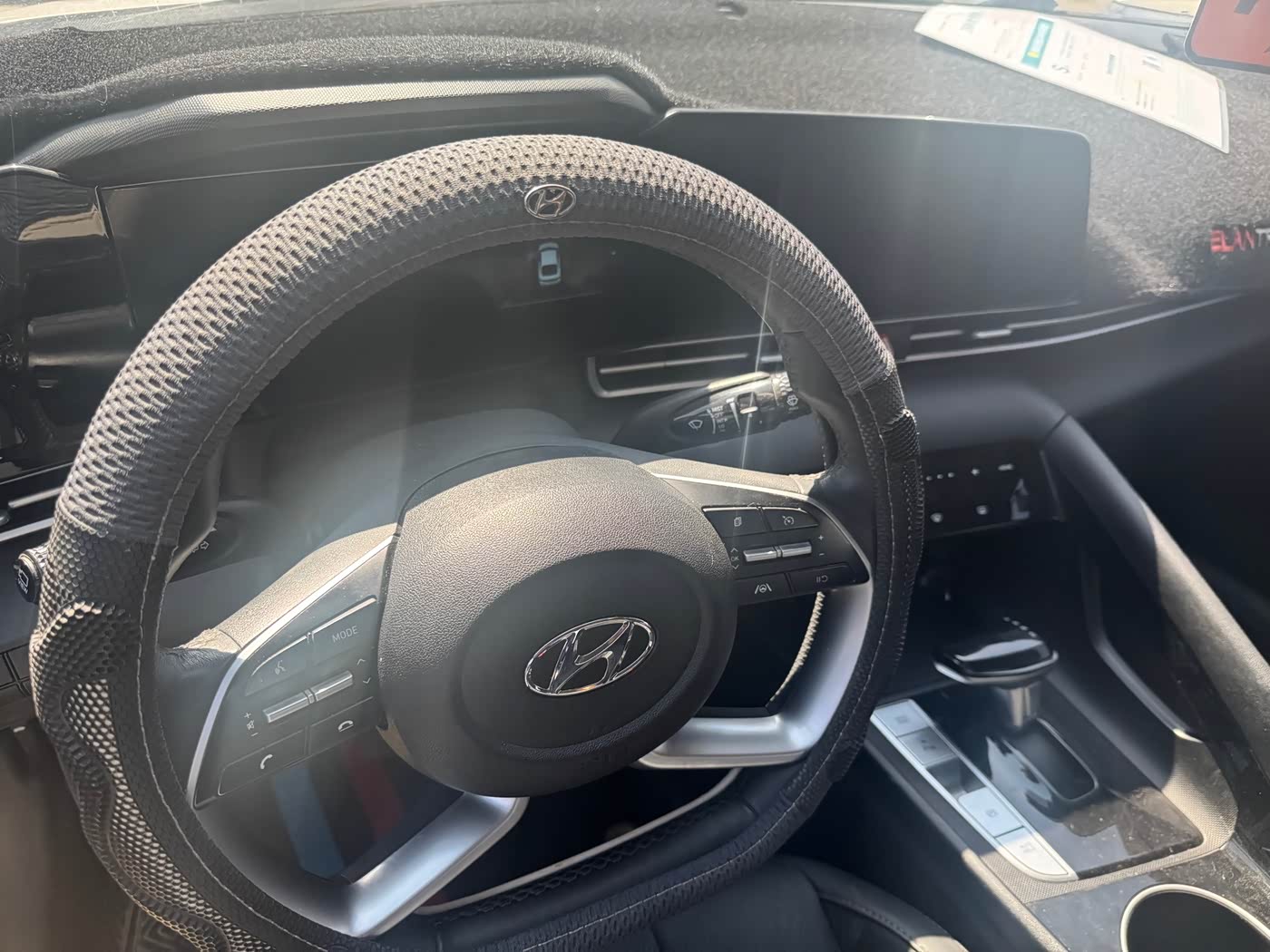 Hyundai Elantra 1.5 л 2022 г. Белый, пробег 29500 км