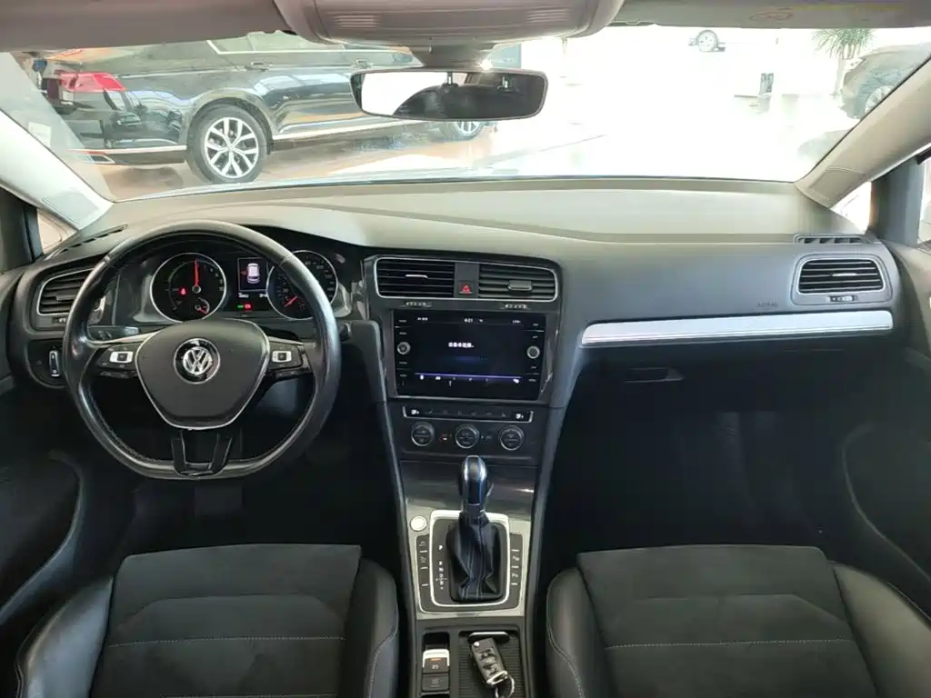 Volkswagen Golf EV — миниатюра 10