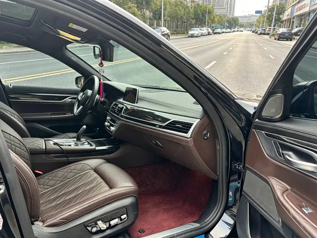 BMW 7 Series — миниатюра 11
