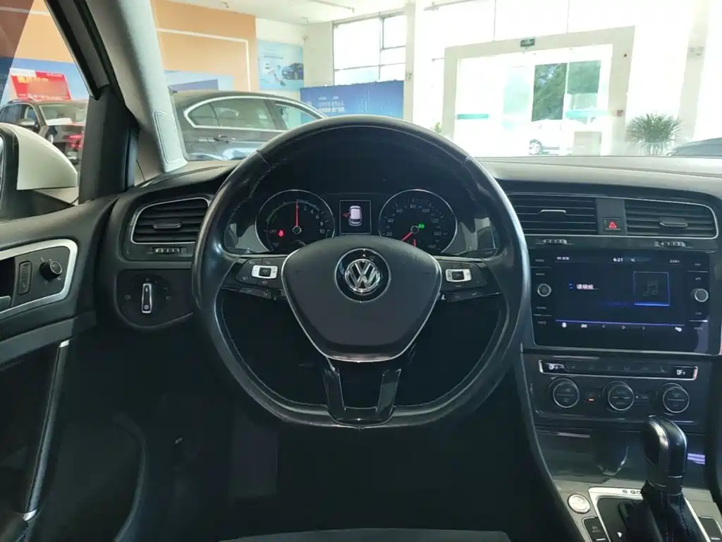 Volkswagen Golf EV — миниатюра 11