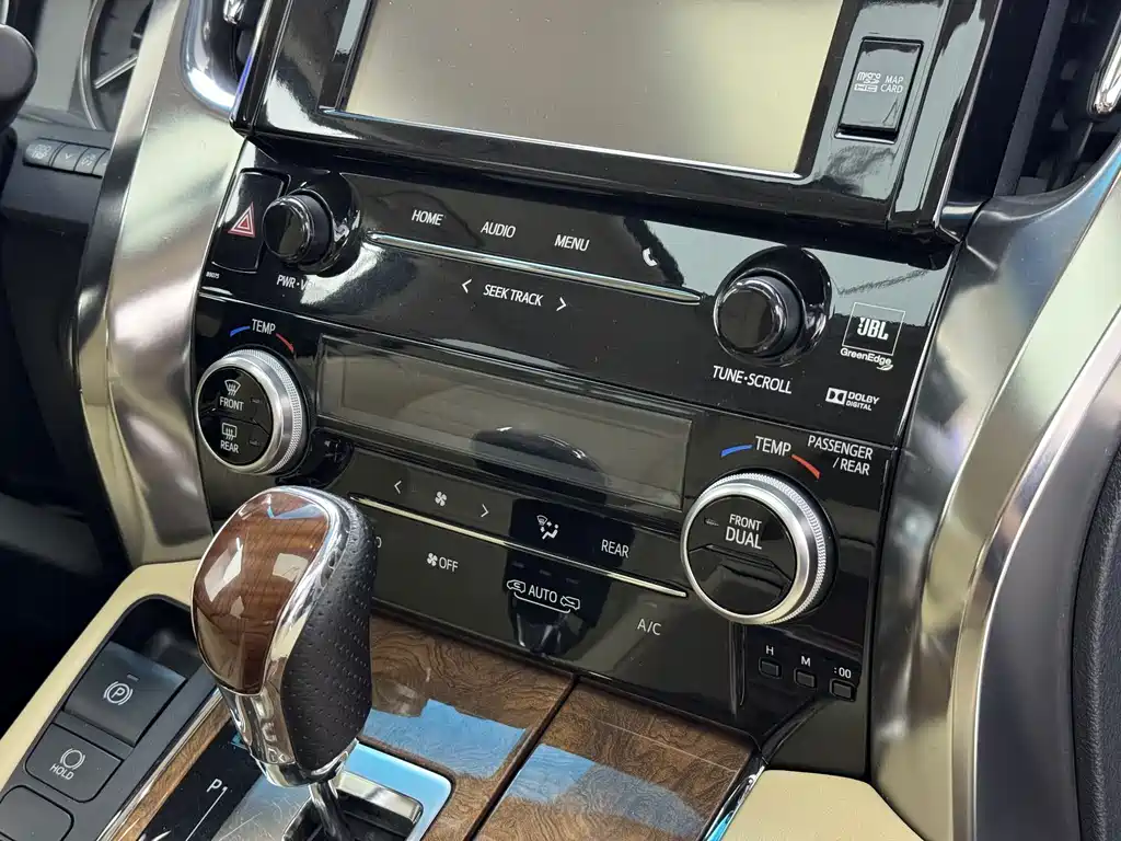 Toyota Alphard — миниатюра 5