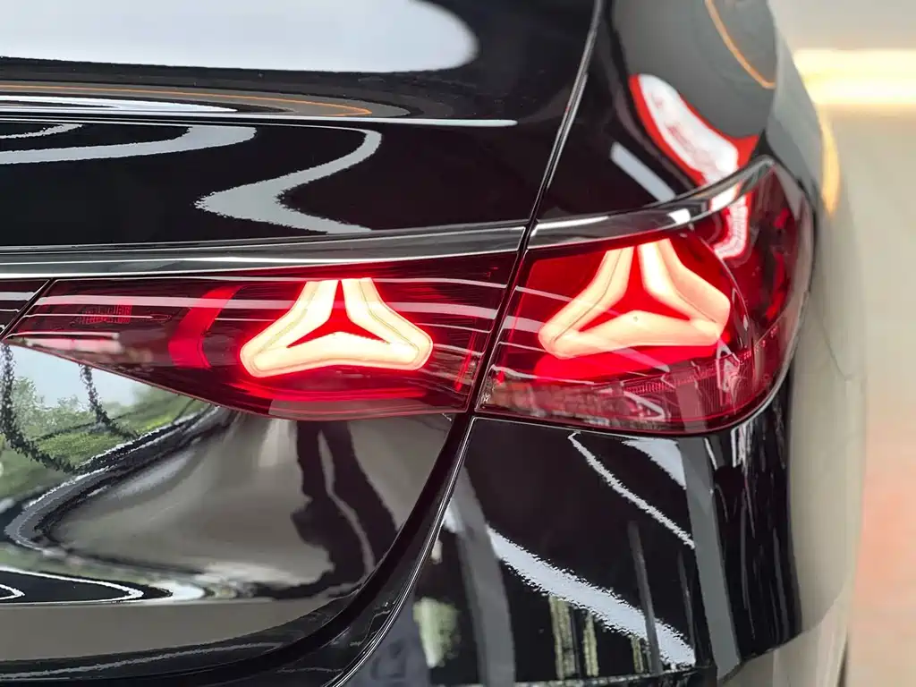 Mercedes-Benz E-Class — миниатюра 17