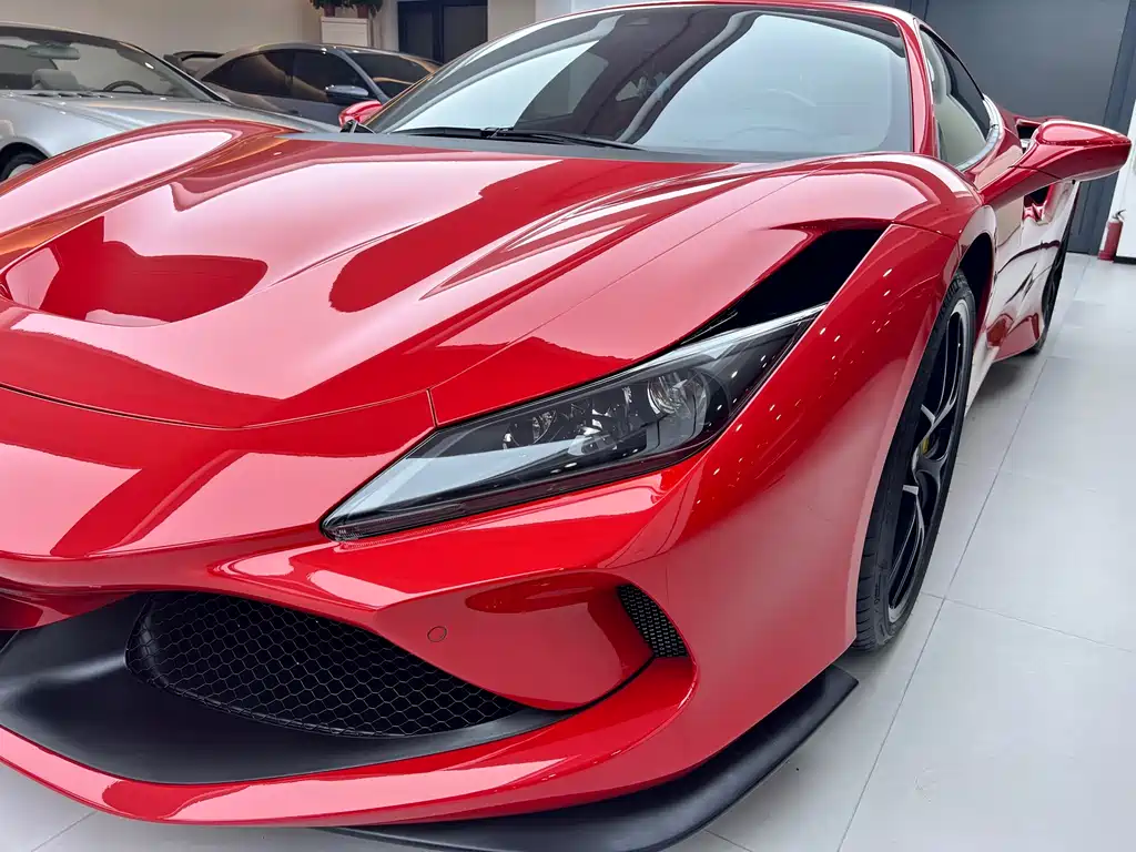 FERRARI F8