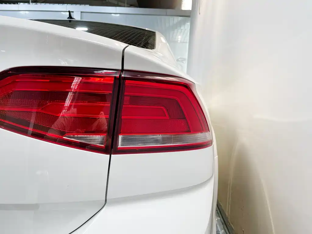 Volkswagen Lamando 2017 230TSI MT
