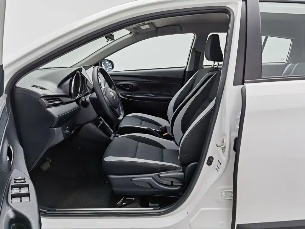 Toyota Yaris L — миниатюра 10
