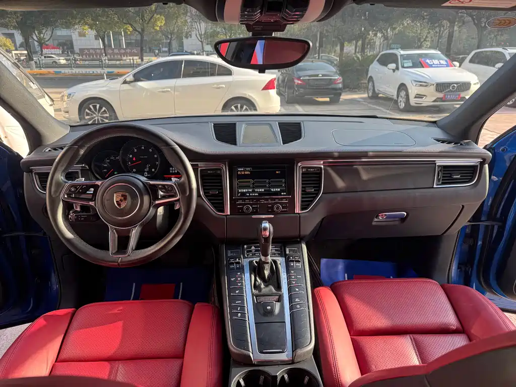PORSCHE MACAN